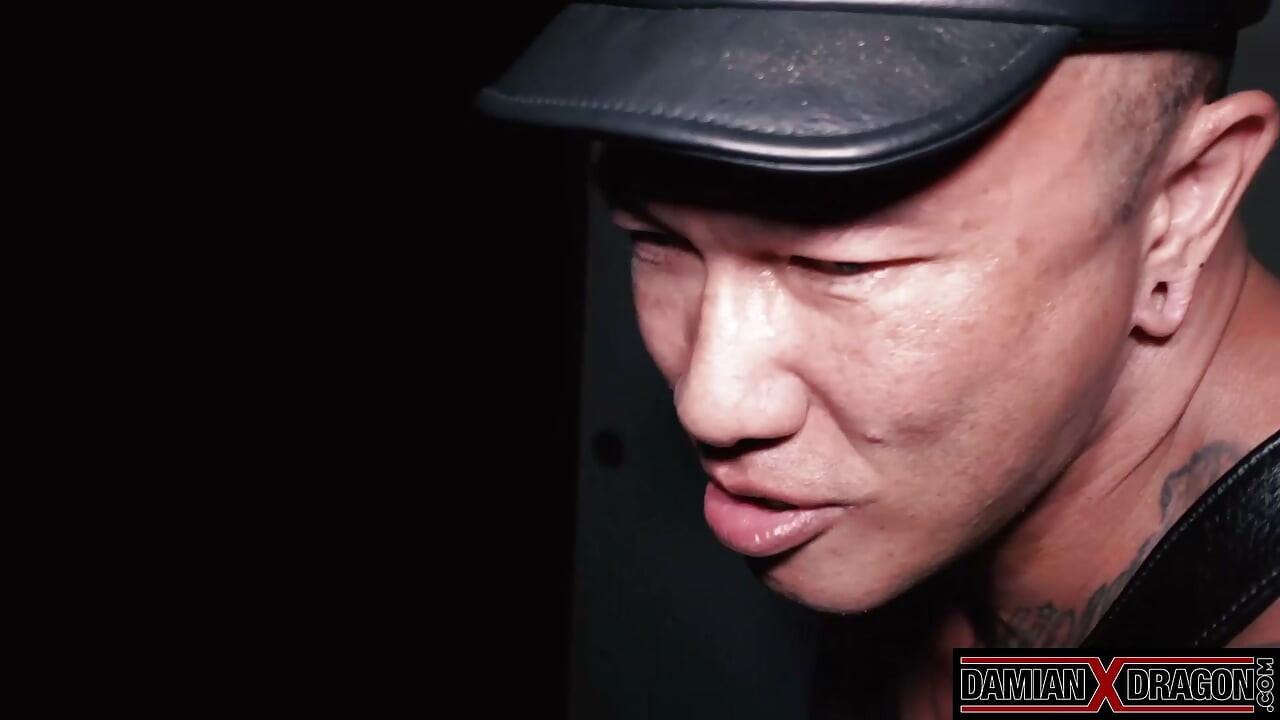 Damian Dragon yang dominan fisting siku dalam Sub Axel Abysse yang patuh