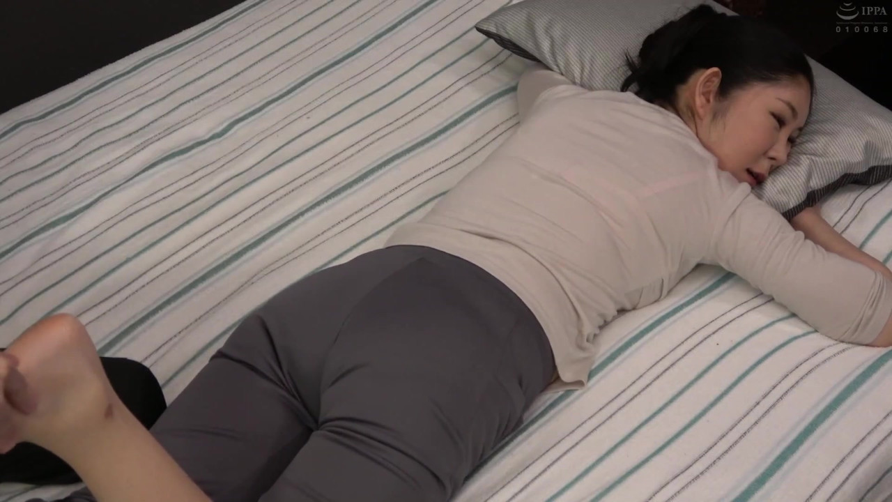 息子が母親の体をマッサージ中にズボンを下げて半ケツにしたら… - Part.1