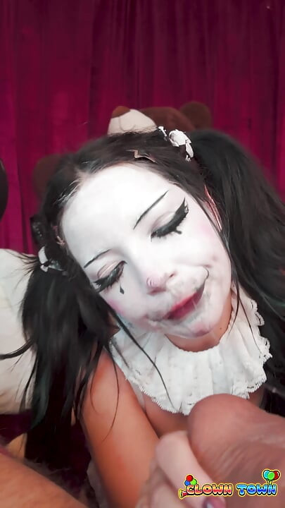 Clownstad afl. 6: geile circusslet Asteria Jade wordt gevuld