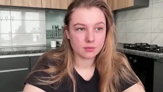 Jucielussie мастурбирует утреннюю на кухне