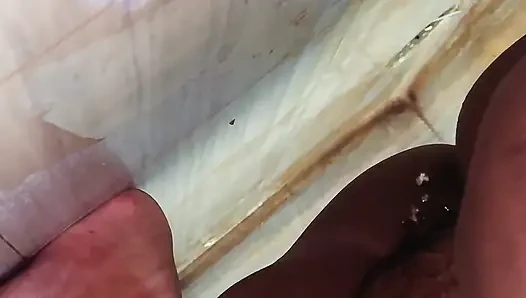 Bekar iri güzel ateşli kız seksten sonra umumi tuvalete işiyor - kıllı büyük amcık