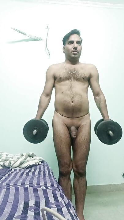 Lelaki desi India berkongkek dan mandi kasut dan melancap