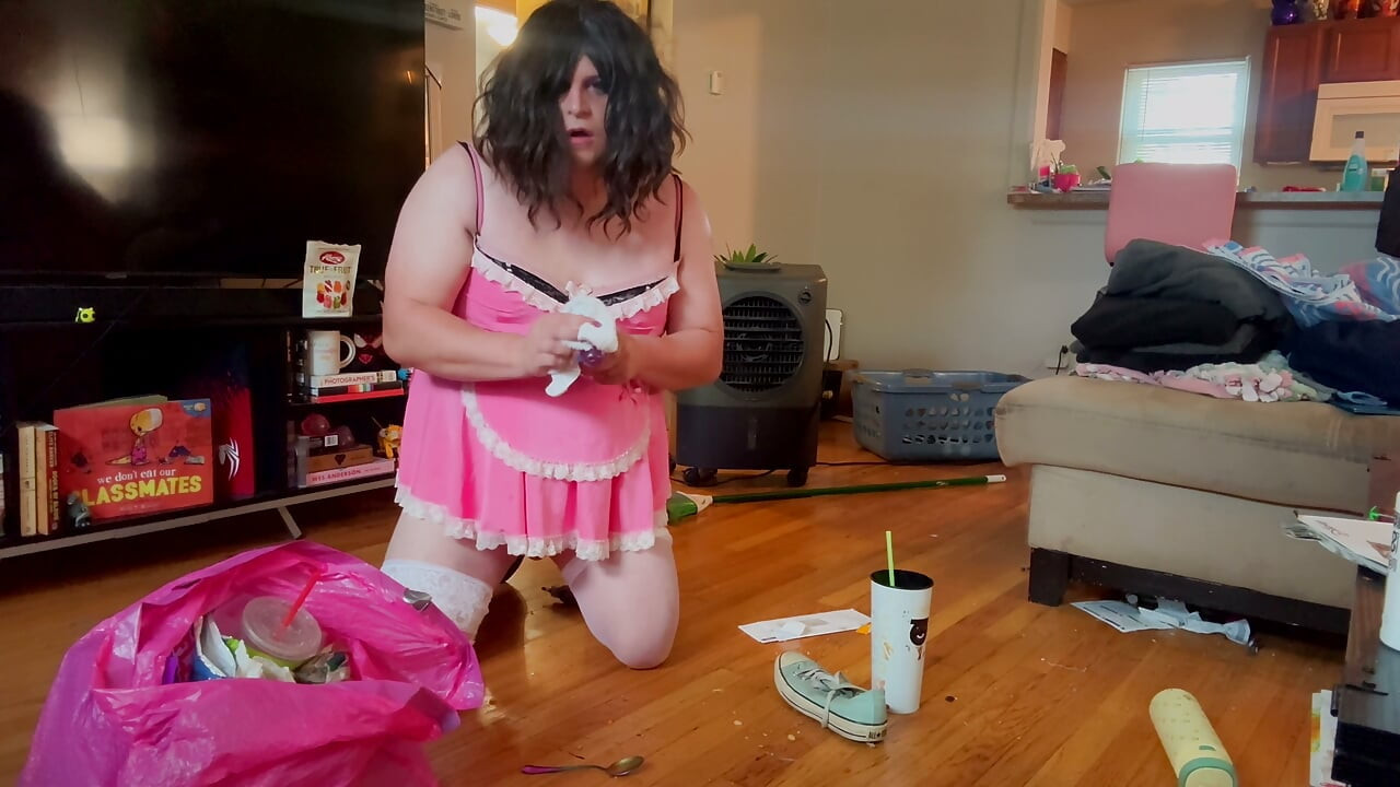 粉紅娘娘腔女僕努力工作