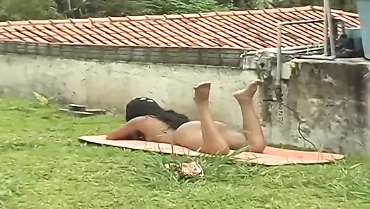 Büyük memeli esmer seksi ve azgın t-kızla açık havada sikişiyor