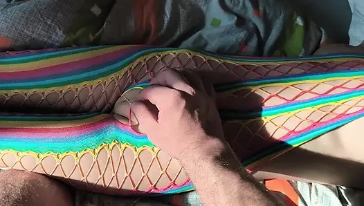 Adik tiri berkostum seksi membiarkanku menyentuh memek perawannya yang sempit dan mengikuti garis besarnya