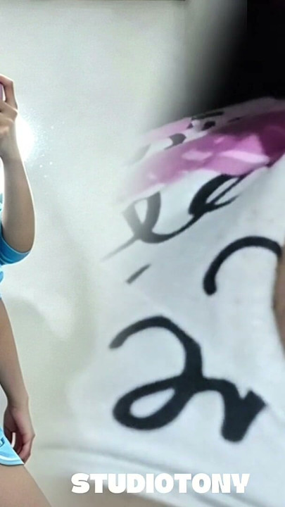 Ragazza di 18 anni mostra il suo grosso sedere | Clip 2