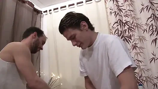 Amateur französische reife faust im dreier im massagesalon doppelt penetriert