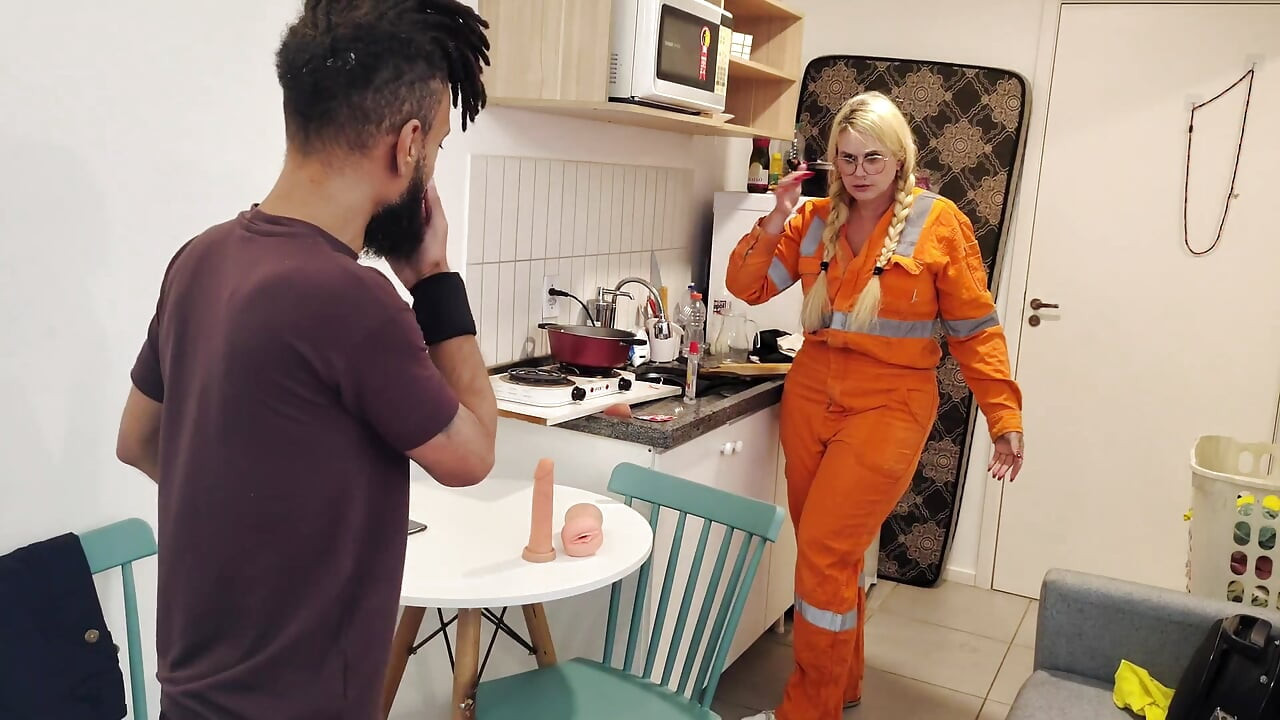 De mini Zinho huurde de loodgietersdienst in; uiteindelijk was het een verrassing, een mooie vrouw verscheen om de dienst te doen