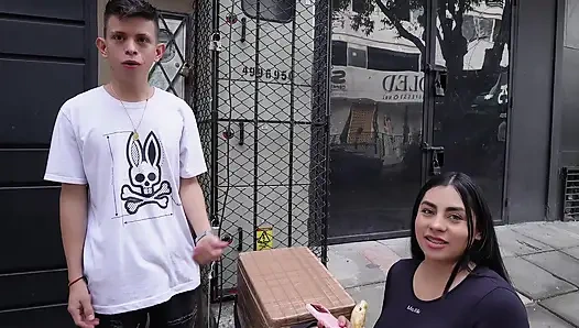 Aku memuaskan taruhanku sama si penjual empanada yang masih perawan