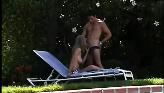 Грязный брюн с татуировкой получает ее лысую набухшую щель трахают на улице для крема