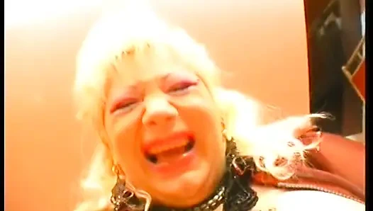 Bekleidete mollige reife schlampe bohrt ihre löcher mit flaschen und banane