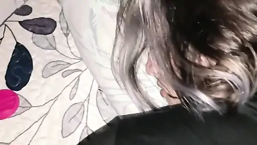 Aku menggoda abang tiriku yang masih perawan di kamarku bagian 3