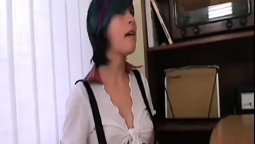 Pelacur mungil yang liar dientot di ruangan kelas