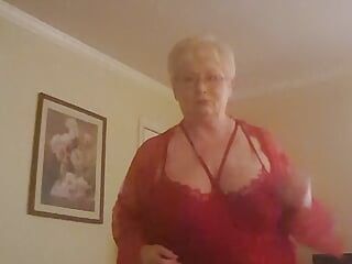 Cachonda sexy abuela gilf mostrando sus grandes tetas y coño gordo mientras baila