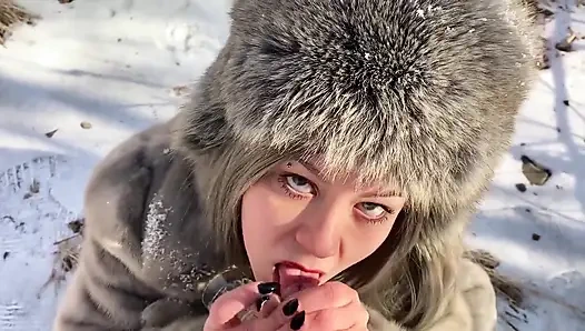 Vilu Vidish сосет хуй в зимнем лесу