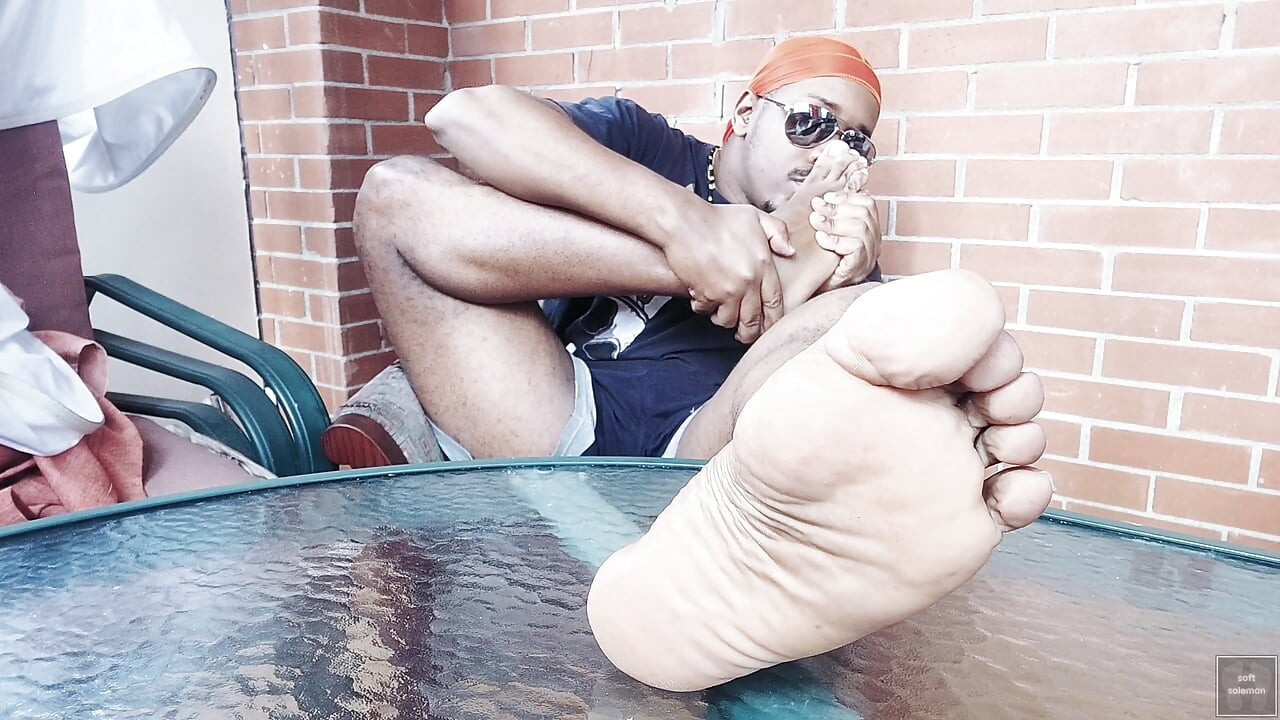 Chạm và đánh hơi lòng bàn chân của tôi, sau khi tắm (2025)