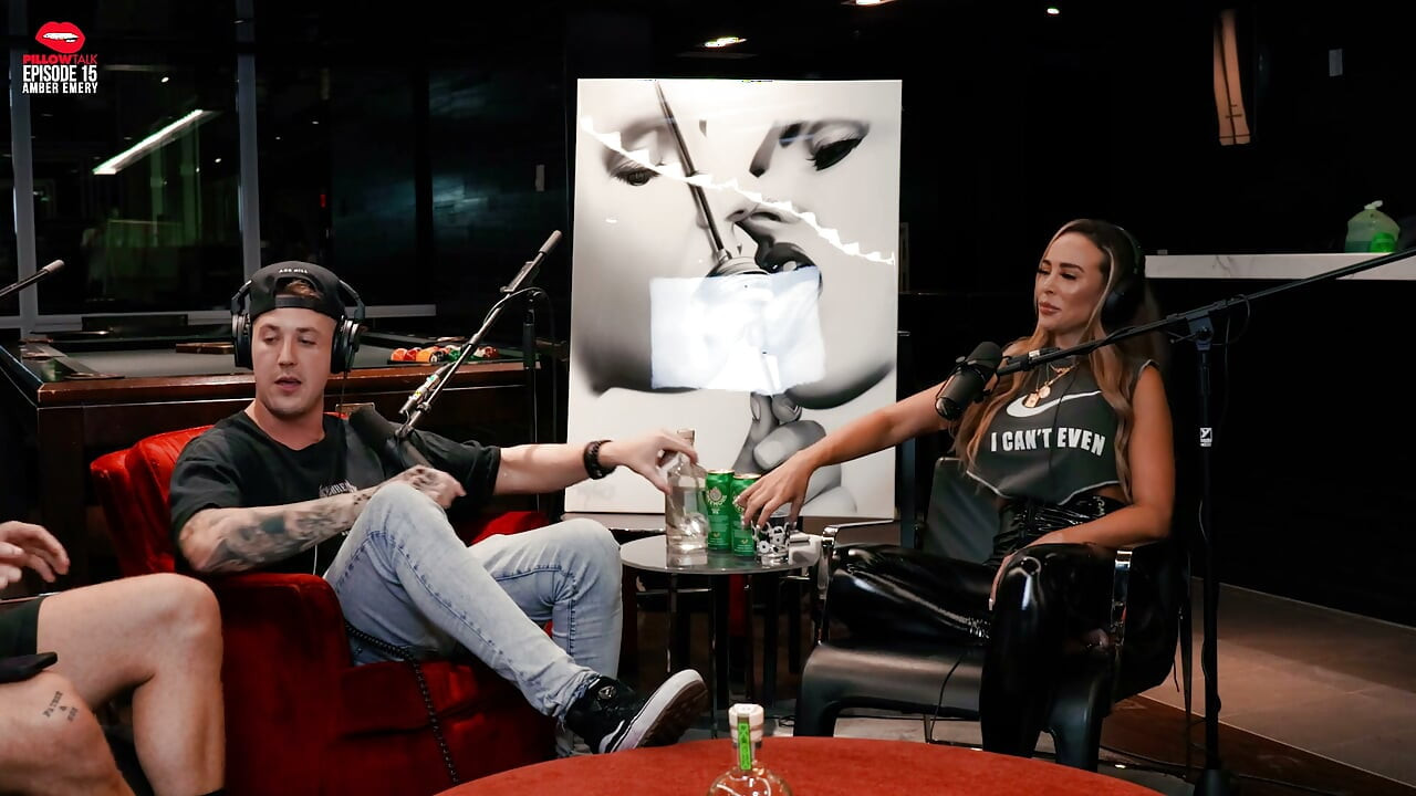 Amber Emery büyükbabanın küllerini kokluyor ve göğüslerini teşhir ediyor