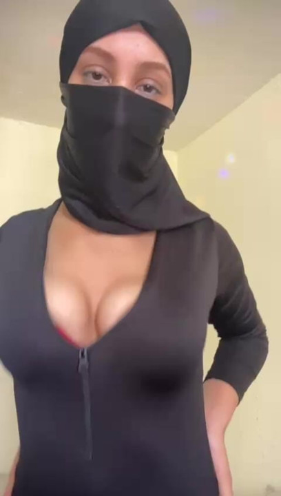 Arab girl with natural tits