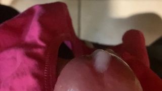 Cumming con un sucio tanga rosa