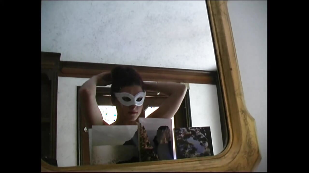 Fantastična amaterska maskirana žena masturbira svoju dlakavu pičku dildom i uživa