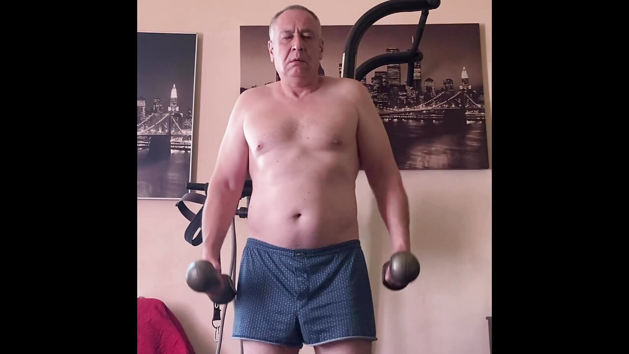 ชายผู้ใหญ่ช่วยตัวเองหลังออกกําลังกาย