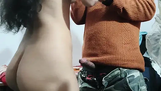 Desi college-mädchen mit stiefvater genießen