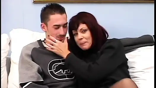 Ateşli kızıl saçlı kanepede domalarak sikişiyor