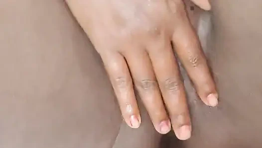 Istri sange ini lagi asik muasin memeknya pakai mainan seks