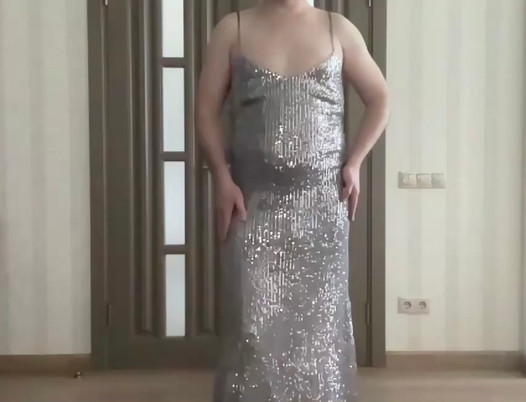 Robe longue argentée à paillettes sur une salope transsexuelle