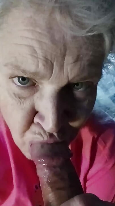 Bu olgun iri güzel kadının arkadaşına sakso çekmesini izle!
