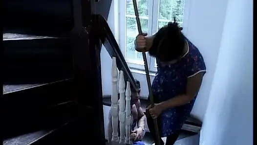 Немецкая жена в чулках скачет на хуе в спальне в любительском видео