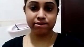 La ragazza indiana bbw registra le sue tette e la figa per il suo fidanzato