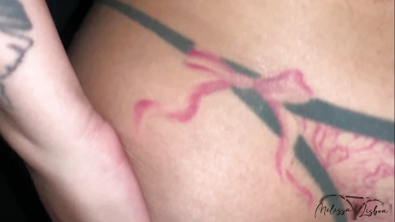 Trong bóng tối của ban công với người mẹ kế nóng bỏng của tôi, con điếm muốn tặng lông cho người hàng xóm.