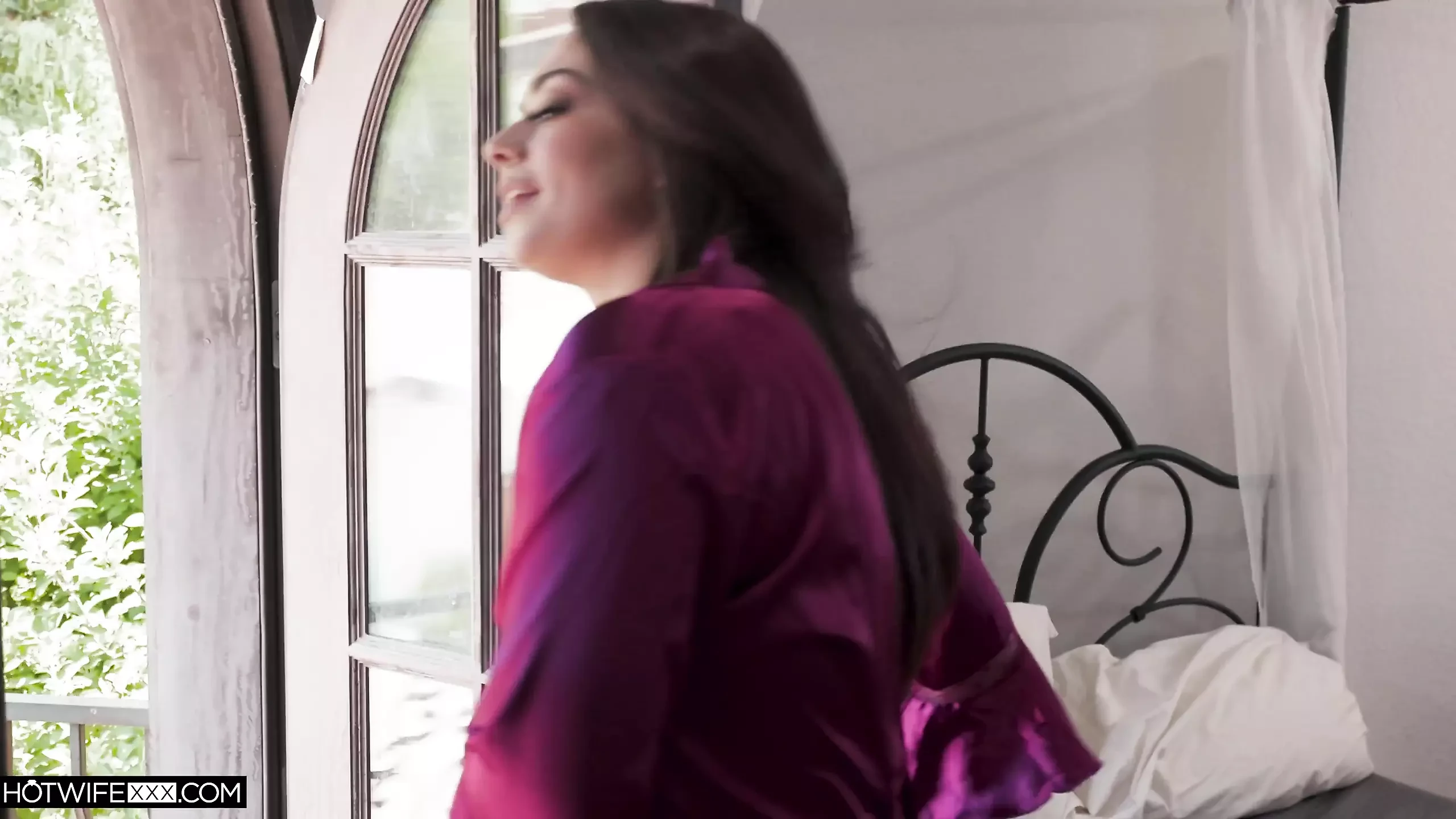 Sophia burns让她的邻居大黑填满她的一天
