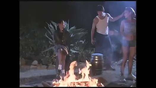 Ciuman sapphic yang penuh gairah mengarah ke permainan memek liar