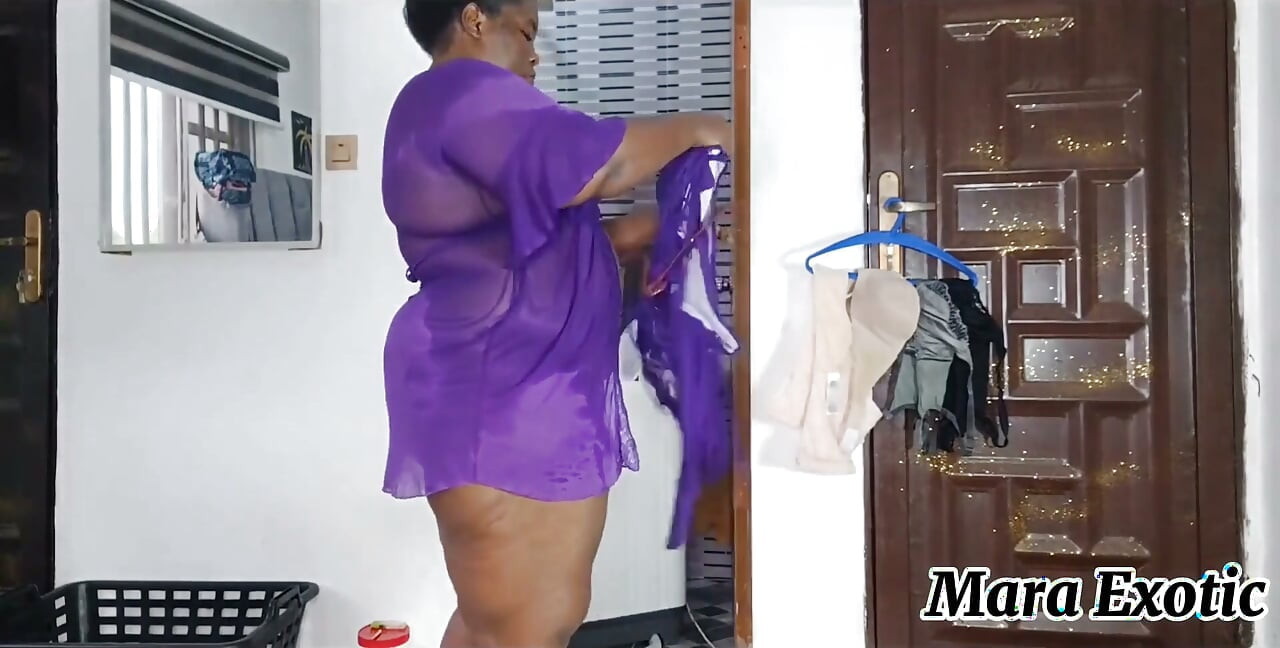 Gorda negra gata lavando roupa e vibing - Mara Exotic