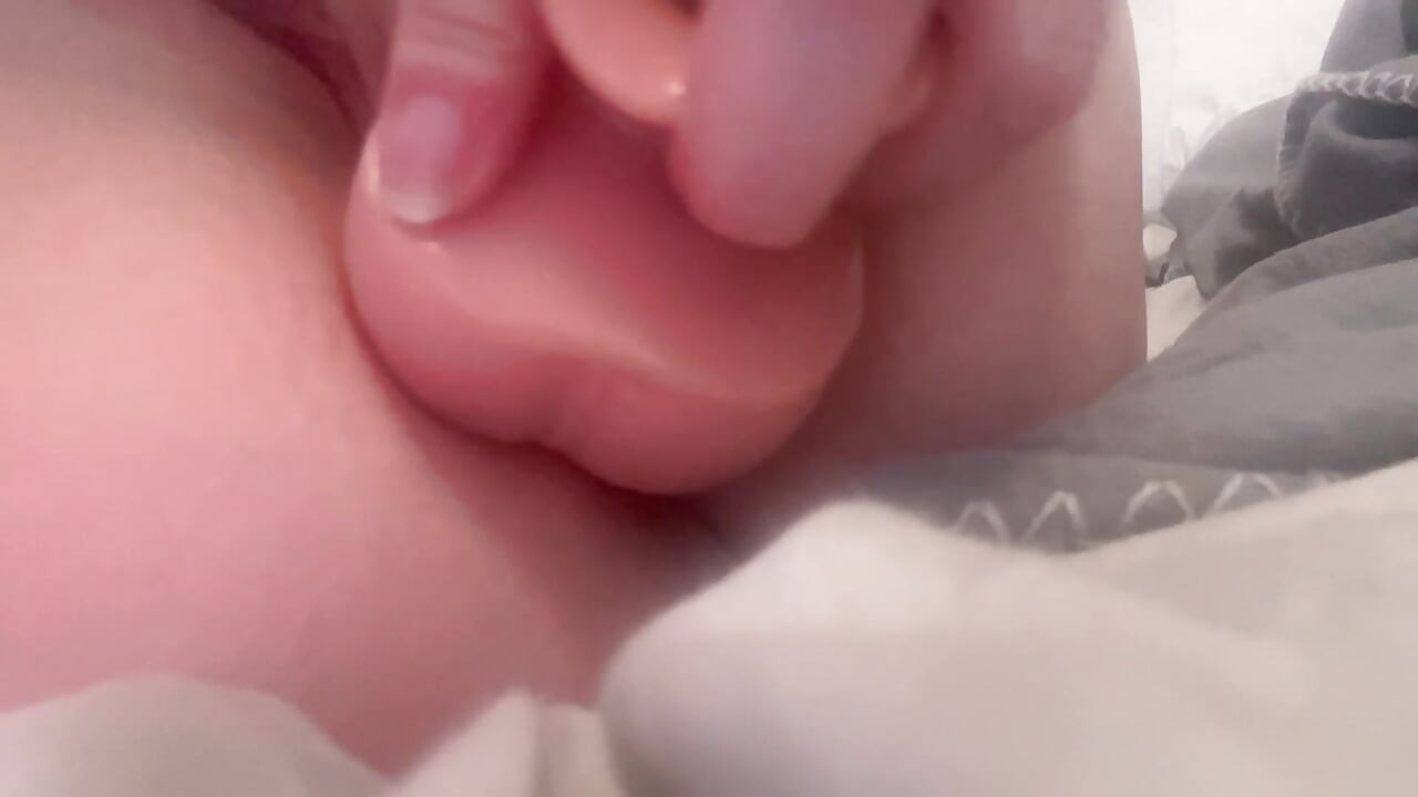 Safada menina dá prazer a bunda e buceta em casa sozinha