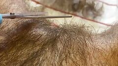 Muschi-Haareschneiden - behaarter Buschfetisch