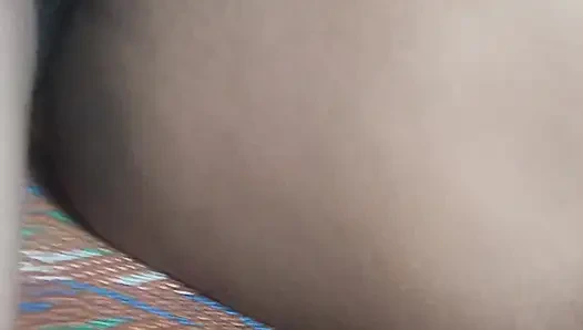 Güzel seksi orta yaşlı seksi kadını odama çağırdım, onu yatağa yatırdım ve penisimi amına soktum.