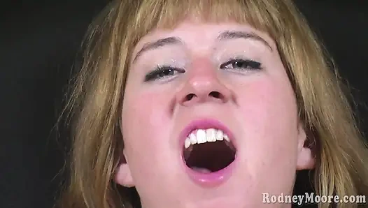 Mükemmel memeli ve kıllı kapkaçlı kıllı kız