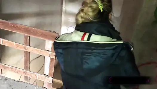 Die geile ehefrau luna nimmt intensives anal in verlassenes haus - im freien, echtes pOV-paar im freien