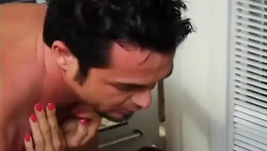 Azgın sarışın orta yaşlı seksi kadın arkadan sert sikiliyor
