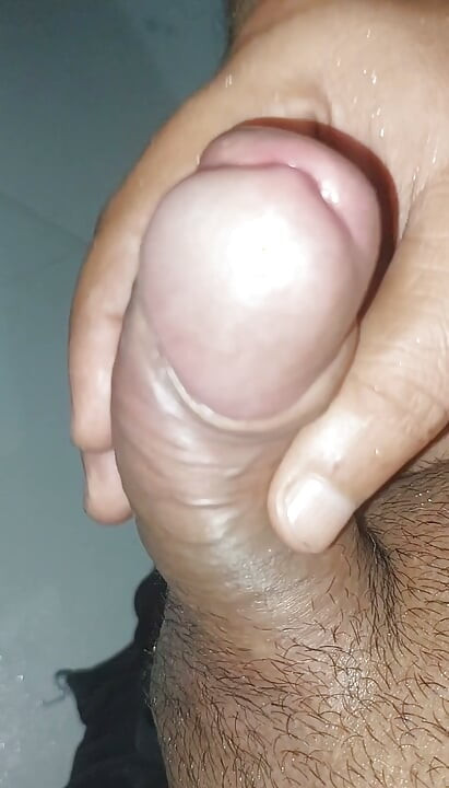 Papai me faz uma punheta no banheiro