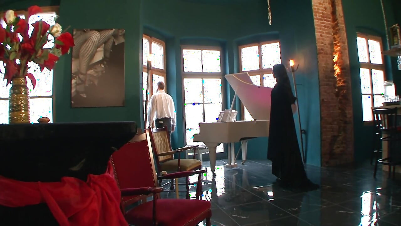 Jolie fille BDSM - elle aime le tourment