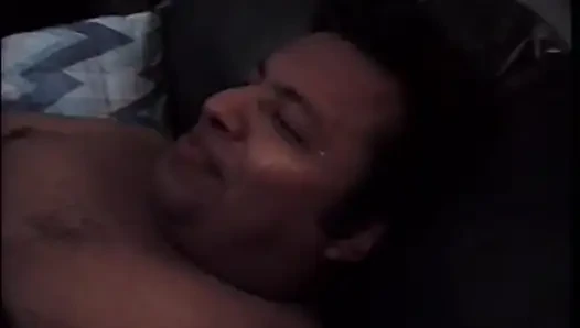 Brünette brünette mit schönen titten wird von zwei schwänzen im bett hardcore gefickt