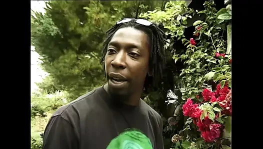 Тренируйся на пляже с огромными членами для облизывания