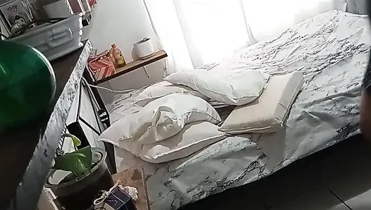 Tante seksi lagi bersih-bersih kamar 1