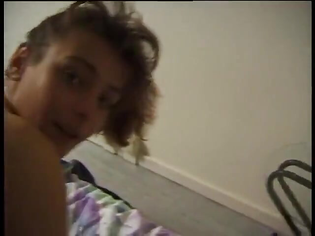 Brunette feeks wordt geneukt en gespoten op de buik in pov