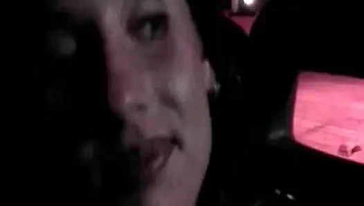 MILF esmer kız arabada aniden sevişiyor