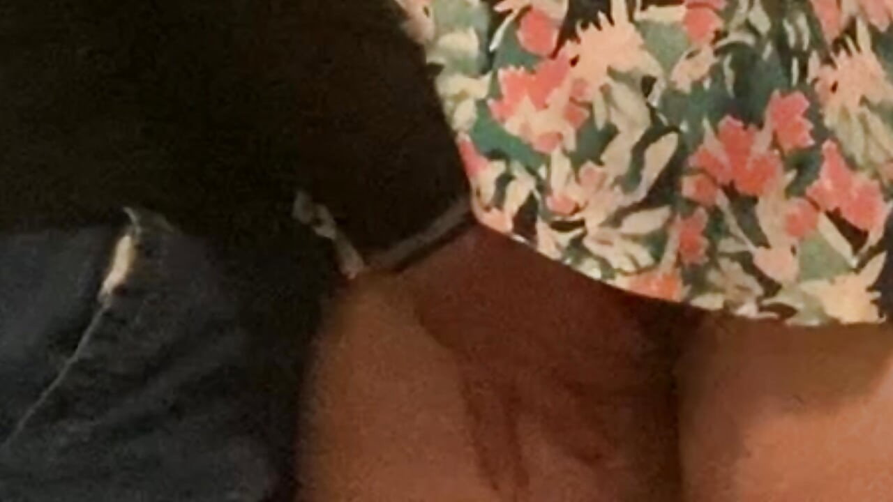Tante seksi yang lagi beruntung masturbasi di kereta bawah tanah sama cowok mesum